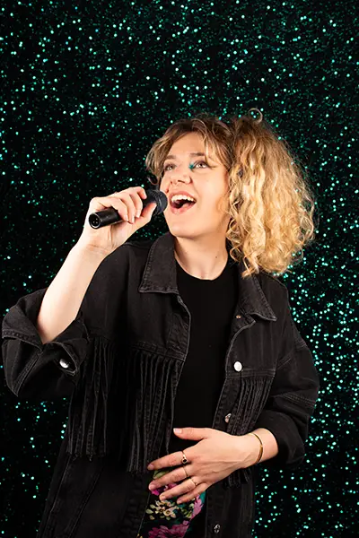 Chloé Ludmann chante