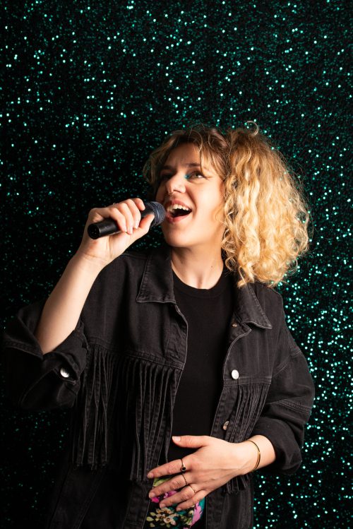 166A9004 Chloé Ludmann chante devant un micro